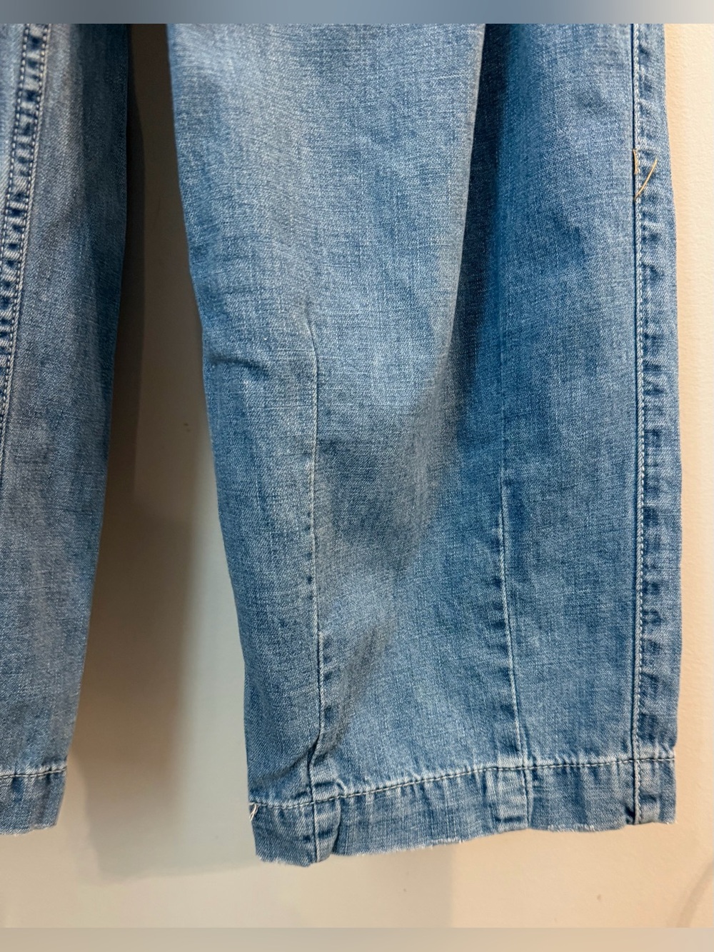 FREE PEOPLE Carrot Pleated Ankle Button Fly Jean Size 2 - Picture 4 of 9